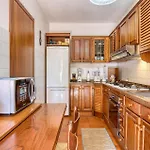 2 Bedroom Gorgeous In Hébergement de vacances Stresa